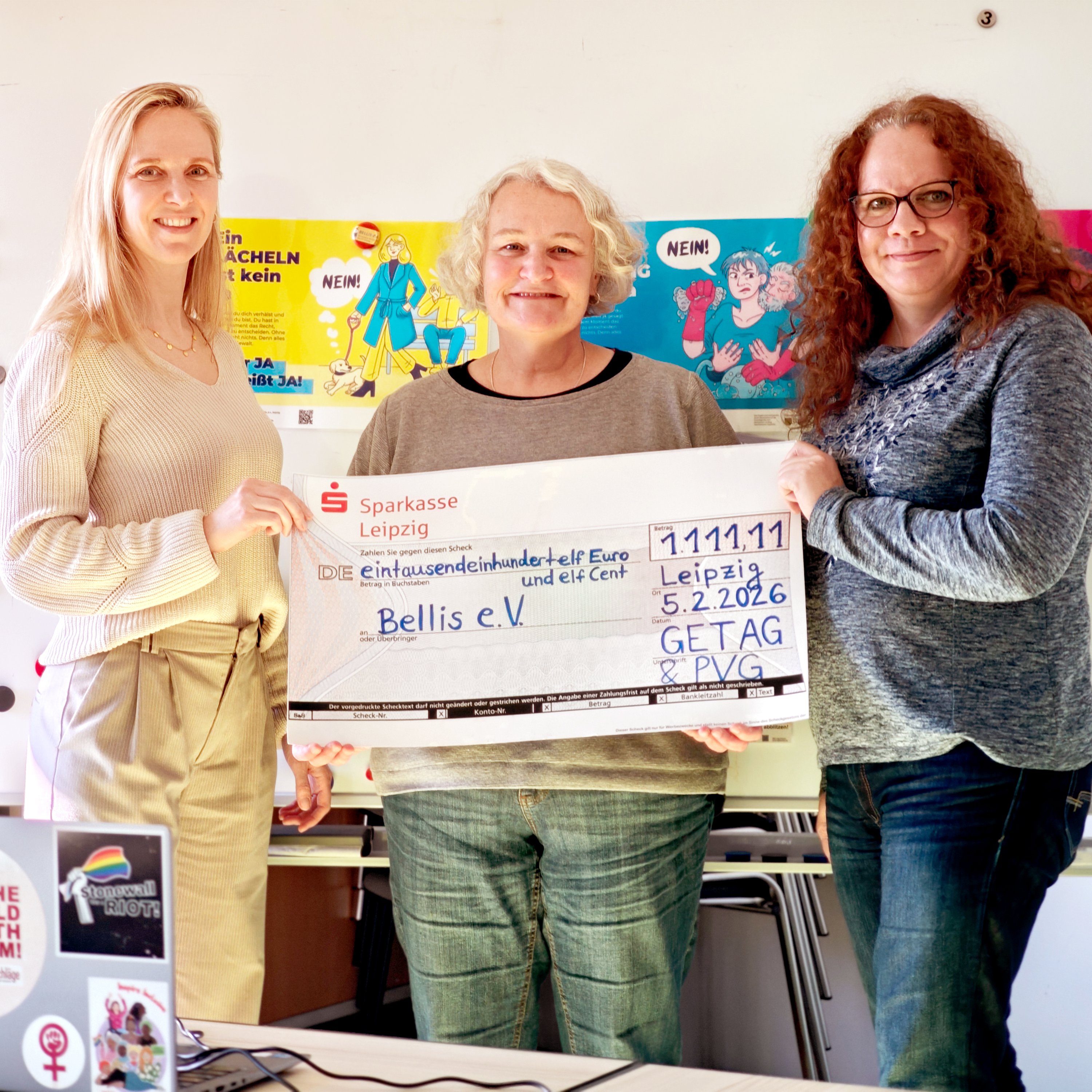 Katharina Ehle und Tina Barheine übergeben den Spendencheck für den Bellis e.V. an Susanne Hampe